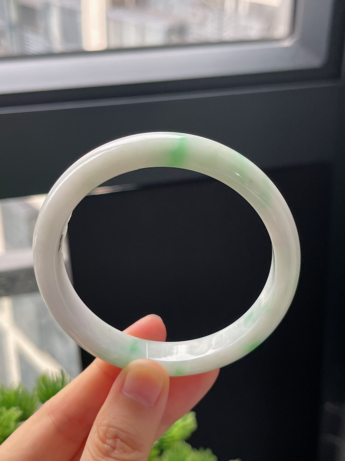 正圈59圈口，翡翠糯化种飘绿白底青手镯