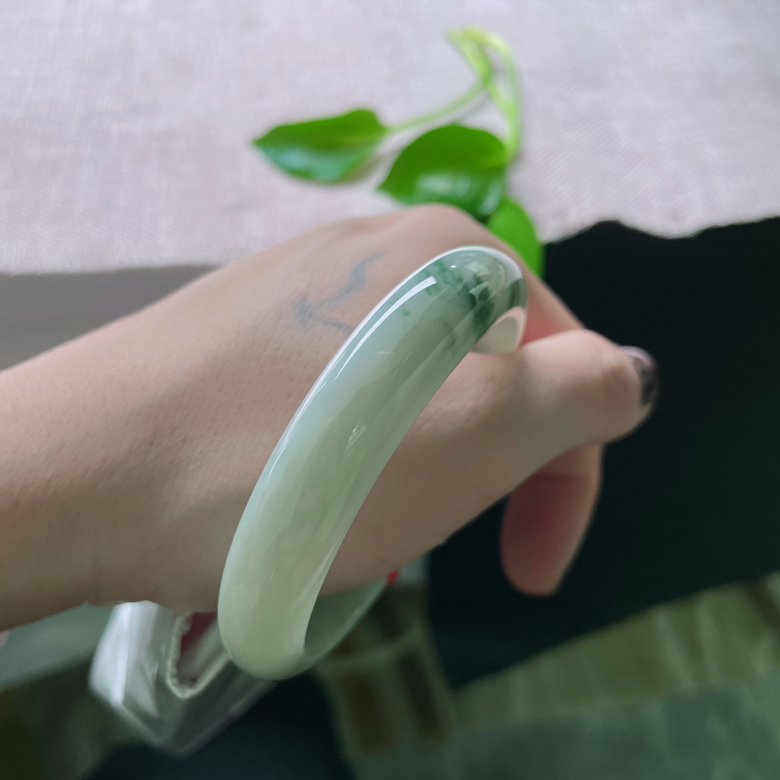 54/12.1/7，飘花正圈，水润细腻，花影摇曳生姿，佩戴经典，竖纹，