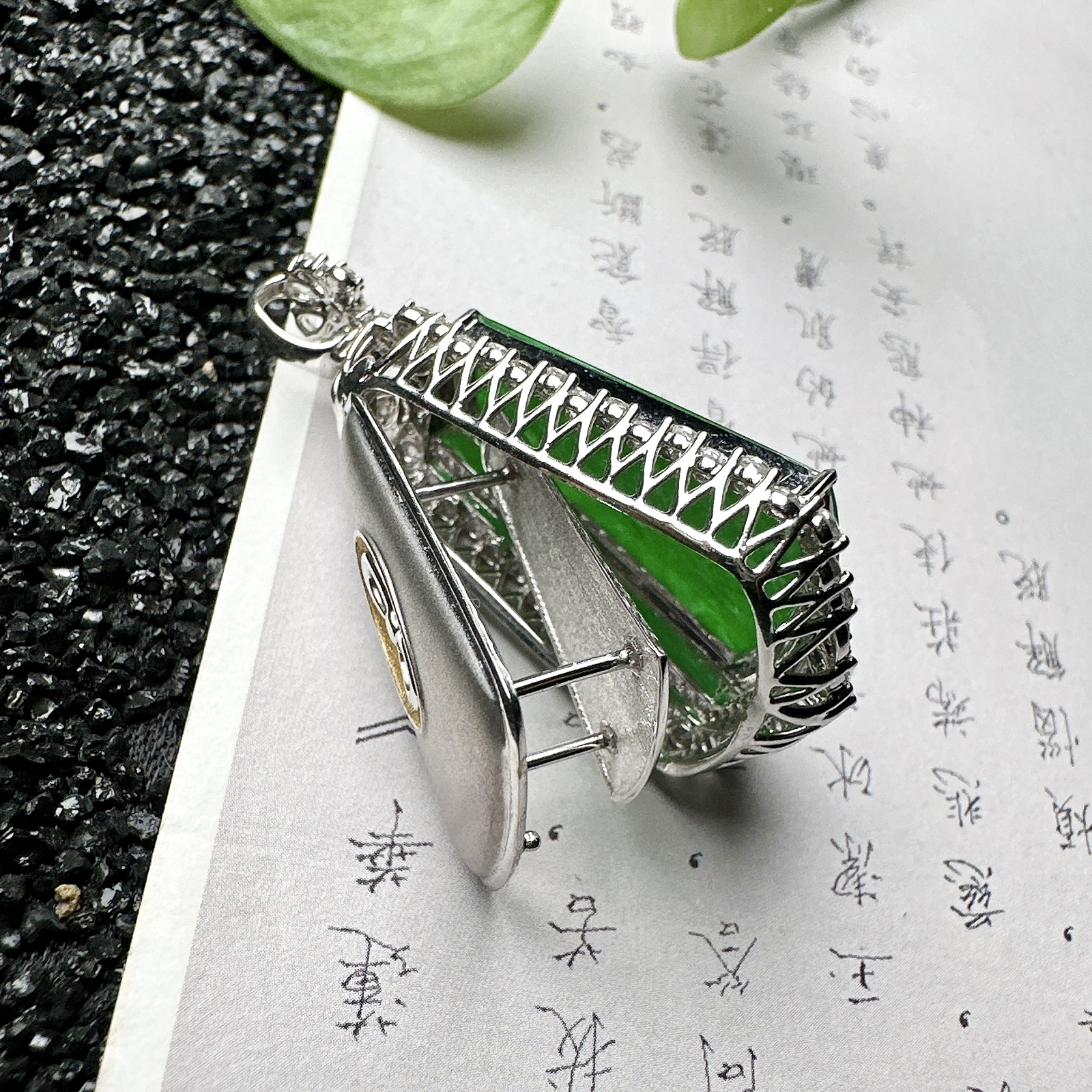 【冰种满绿无事牌】飘浓绿色泽，种水上乘，通透闪亮，晶莹剔透。18K金钻镶嵌，裸石尺寸24.2*16.8*2.5毫米。
