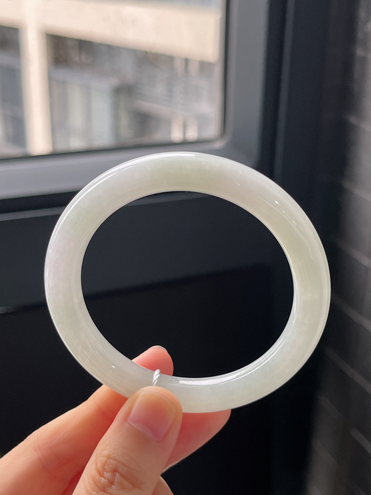 圆镯52.9圈口，翡翠冰糯种淡绿色手镯