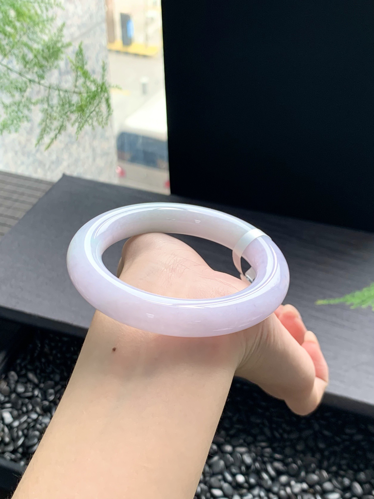 春彩圆条手镯那柔美的紫色，不张扬，低调奢华，举手投足间都散发着迷人的魅力55-12-12mm