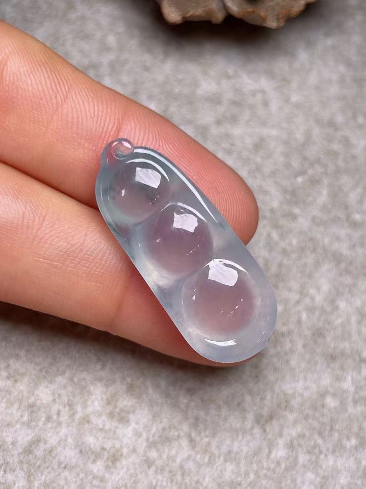 冰种飘花【福豆】吊坠，种水好，玉质细腻 ，卖相好‘