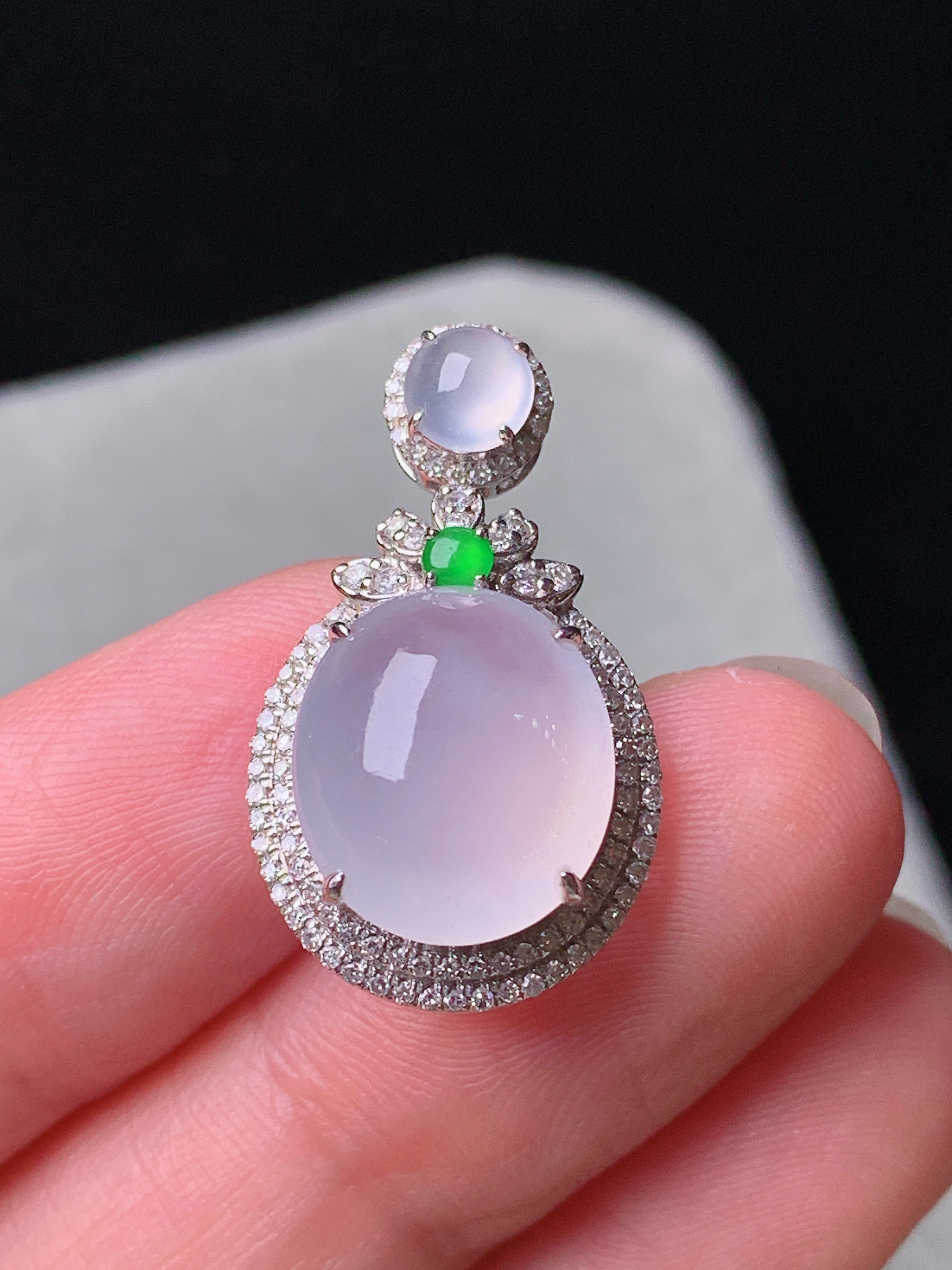 18k金钻镶嵌冰种蛋面吊坠 玉质细腻 色泽艳丽清新 水润亮眼 整体尺寸25*14.5*10t5