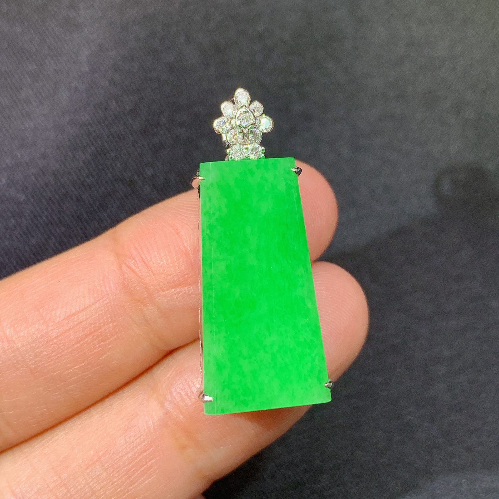 阳绿无事牌吊坠，18k金镶嵌，冰润色阳，玉质细腻，种水足，Xj 尺寸30.3*12.7*7.4