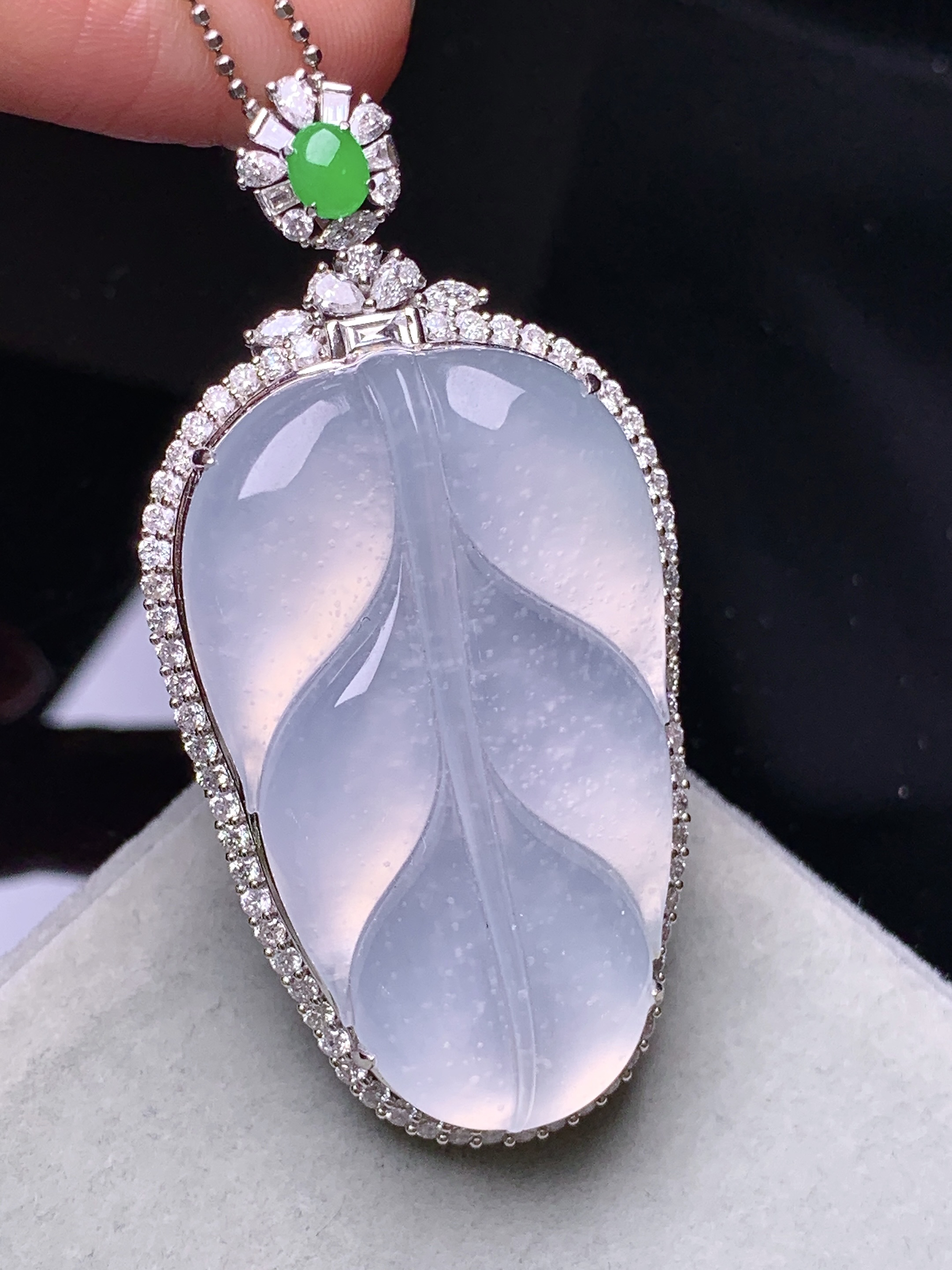 18k金钻镶嵌冰种树叶吊坠 玉质细腻 色泽艳丽清新 水润亮眼 整体尺寸52.5*26*10.8k1