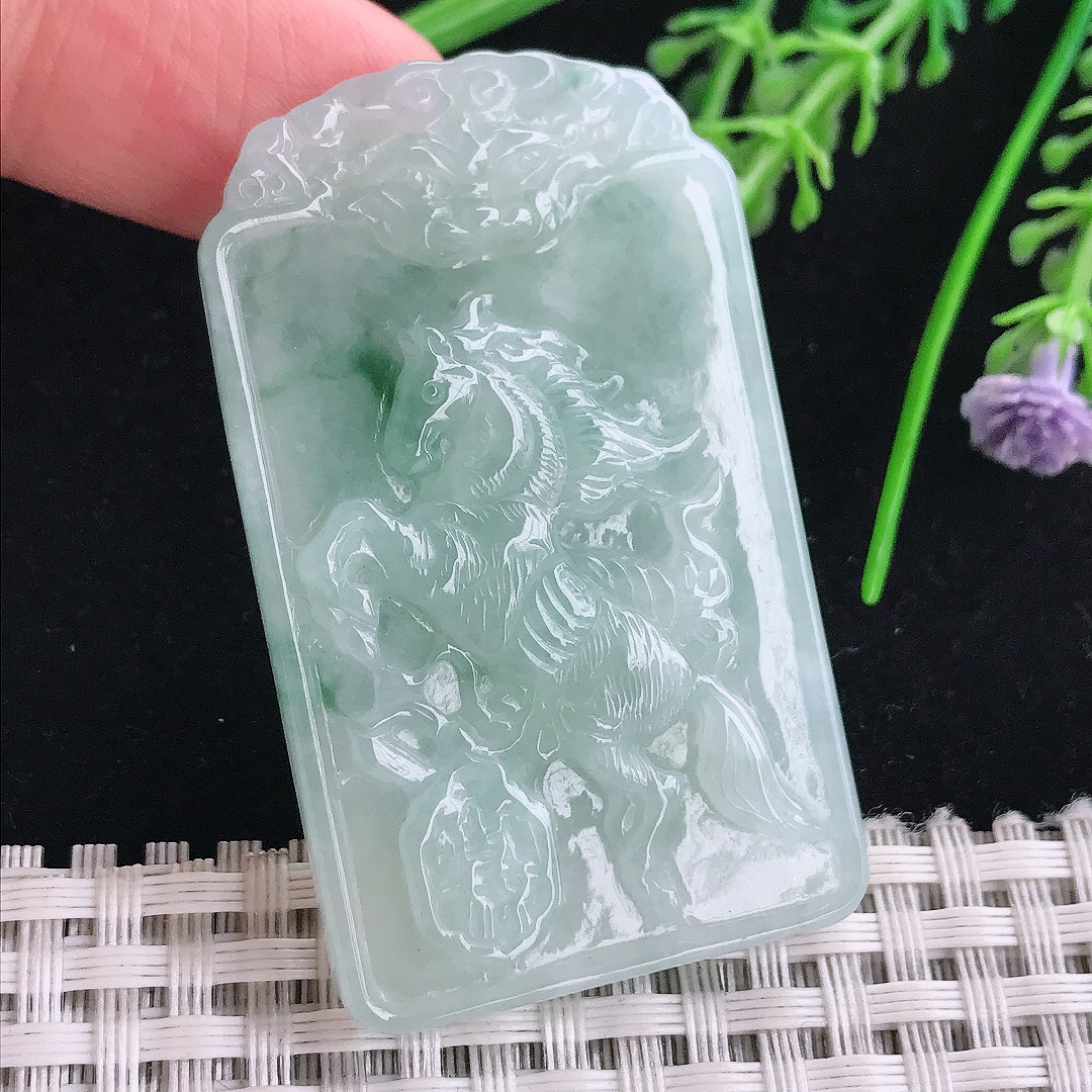 实拍A货翡翠52.6/31.5/6老坑秀气冰润飘花生肖马牌吊坠翡翠玉挂件