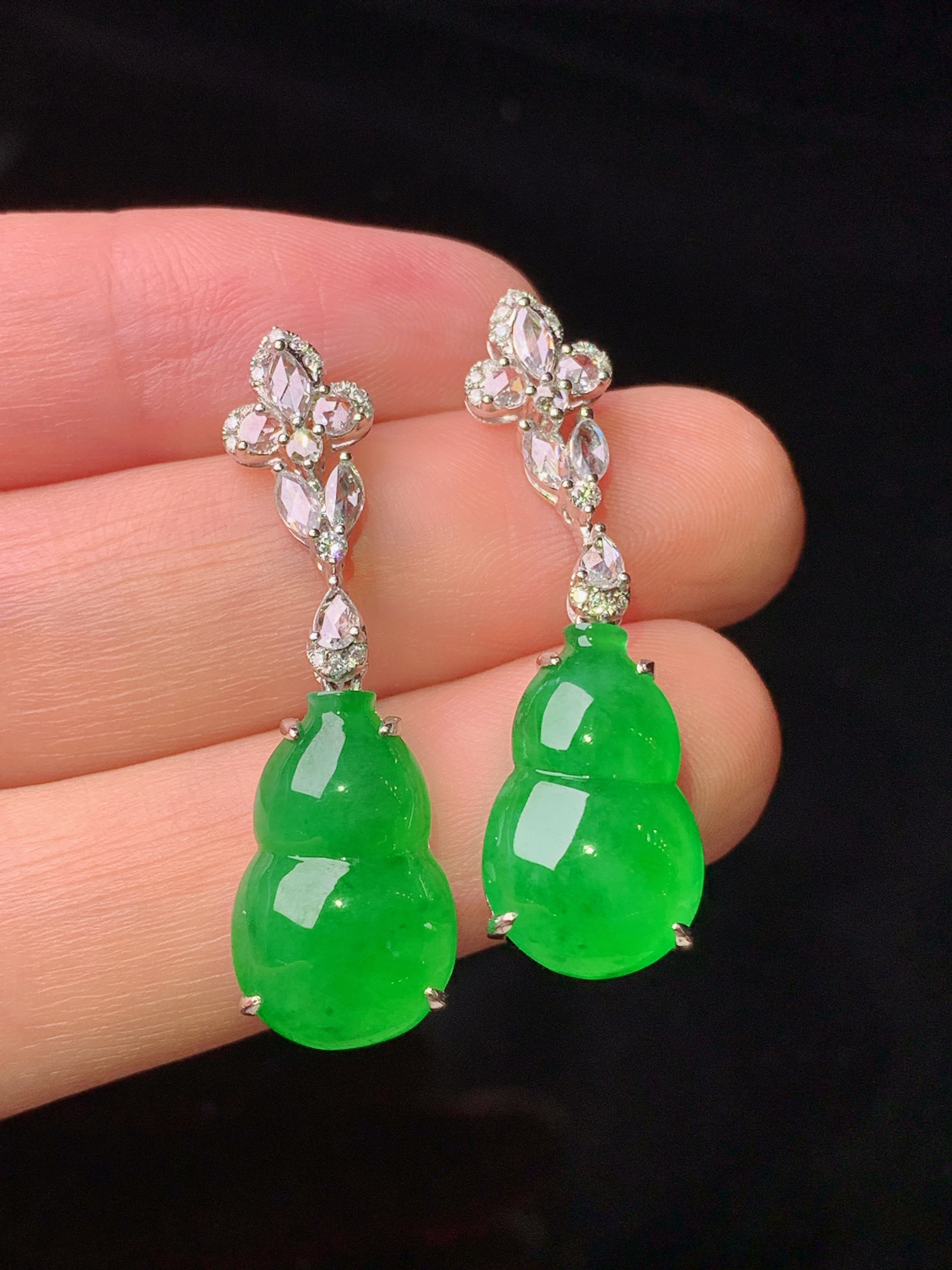 18k金钻镶嵌翠绿葫芦耳坠 玉质细腻 色泽艳丽清新 水润亮眼 整体尺寸34.5*10.2*7.5m5