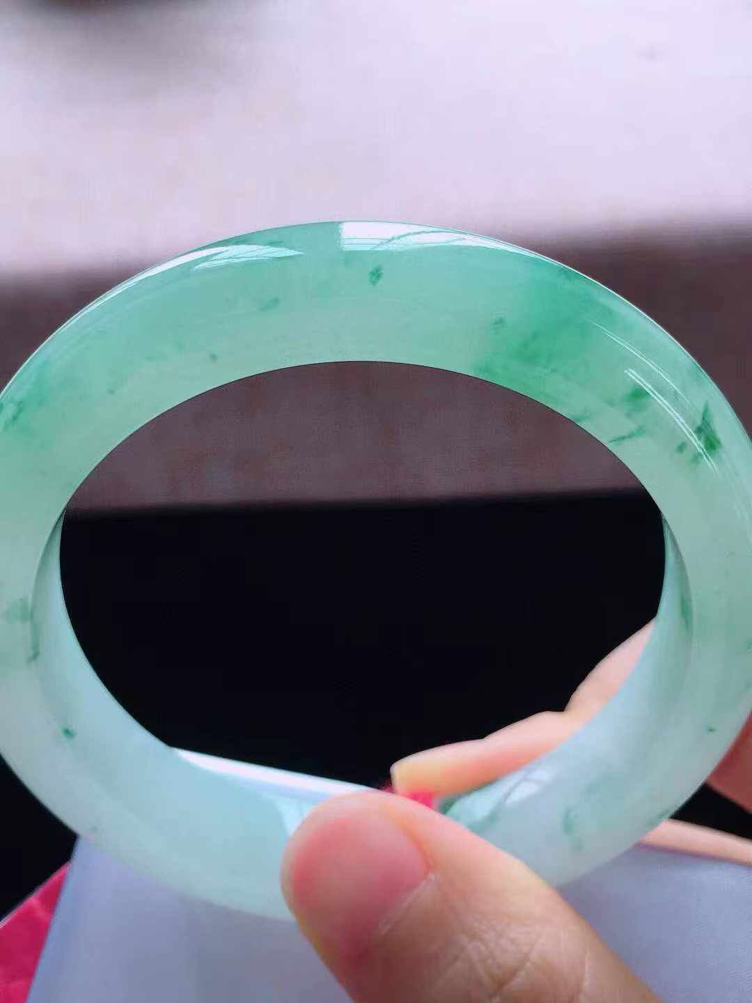 【翡翠名称】老坑种冰飘花55正圈口手镯
【翡翠尺寸】55*12*8.8mm适合54-56正圈口佩戴
【翡翠描述】宝贝种老水足，玉质细腻，色泽靓丽，性价比高，佩戴效果好！
【其它赠送】权威证书/精美挂绳盒子/支持全国复检