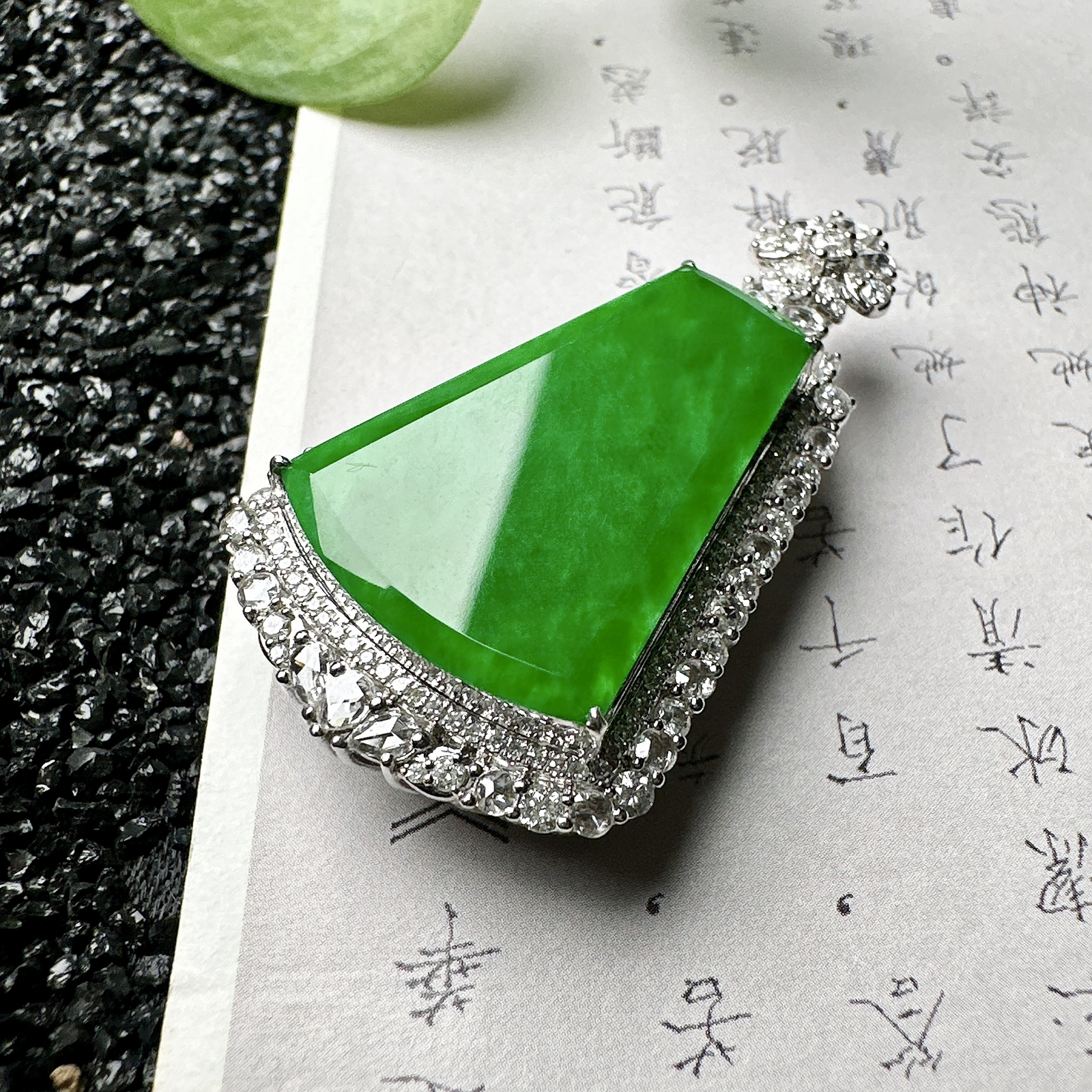 【冰种满绿无事牌】飘浓绿色泽，种水上乘，通透闪亮，晶莹剔透。18K金钻镶嵌，裸石尺寸24.2*16.8*2.5毫米。