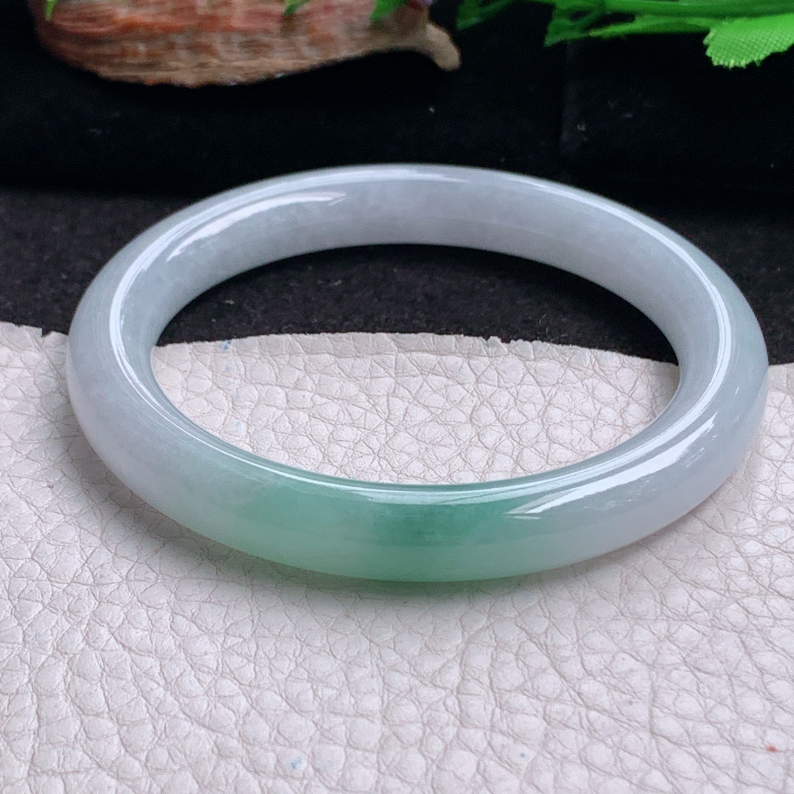 n实拍55*9美人镯 天然翡翠a货手镯水润飘花圆条正圈玉镯子