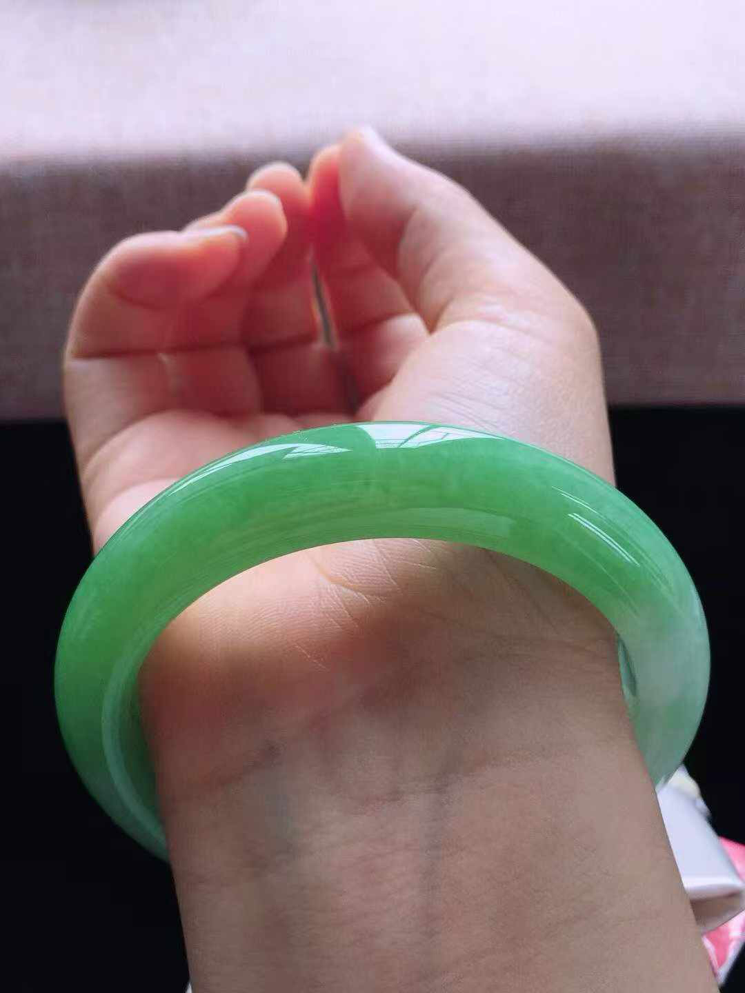 【翡翠名称】老种冰飘绿58正圈口翡翠手镯
【翡翠尺寸】58*12.8*9mm适合57-59正圈口佩戴
【翡翠描述】宝贝种老水足，玉质细腻，色泽靓丽，性价比高，佩戴效果好！
【其它赠送】权威证书/精美挂绳盒子/支持全国复检