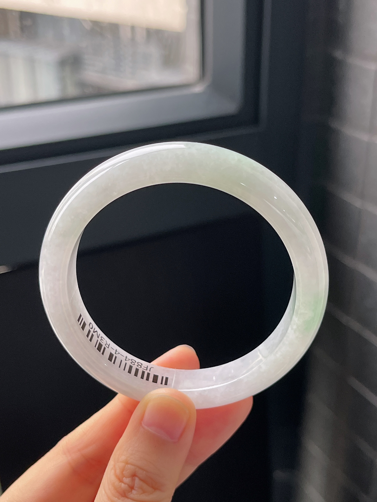 正圈55圈口，翡翠糯化种淡绿色手镯