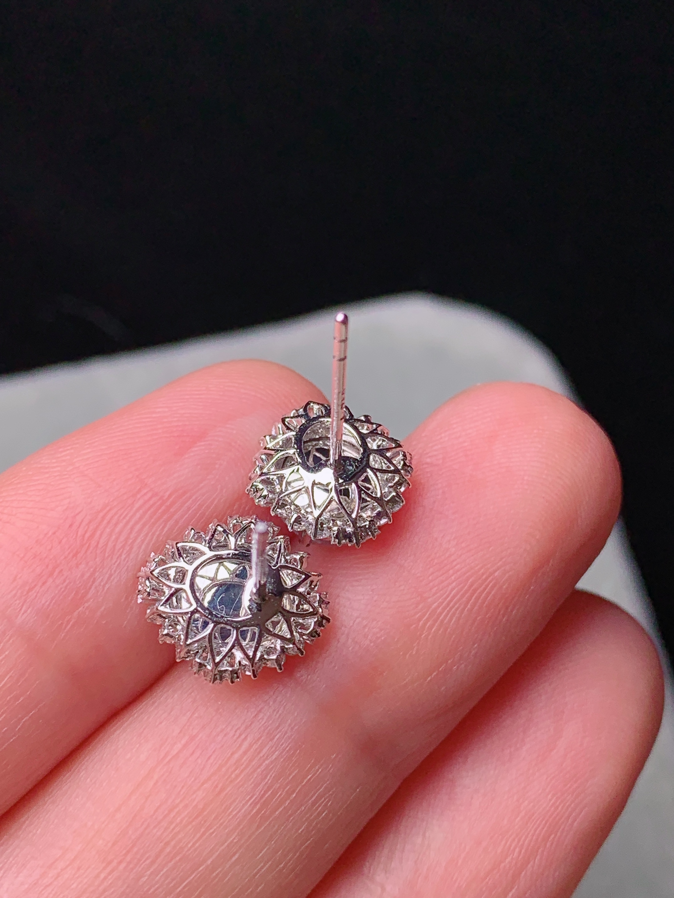 18k金钻镶嵌冰种蛋面耳钉 玉质细腻 色泽艳丽清新 水润亮眼 整体尺寸10.8*9.6*6.2t5