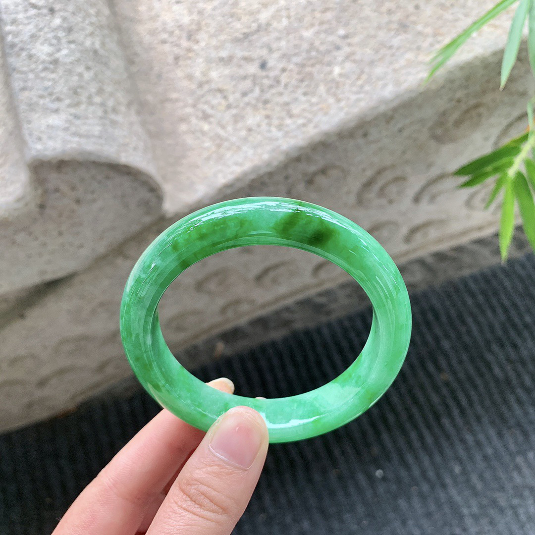 正圈55 56
【圈口】56/12/8.9
【描述】辣绿，满绿，水润，种老，无裂纹！