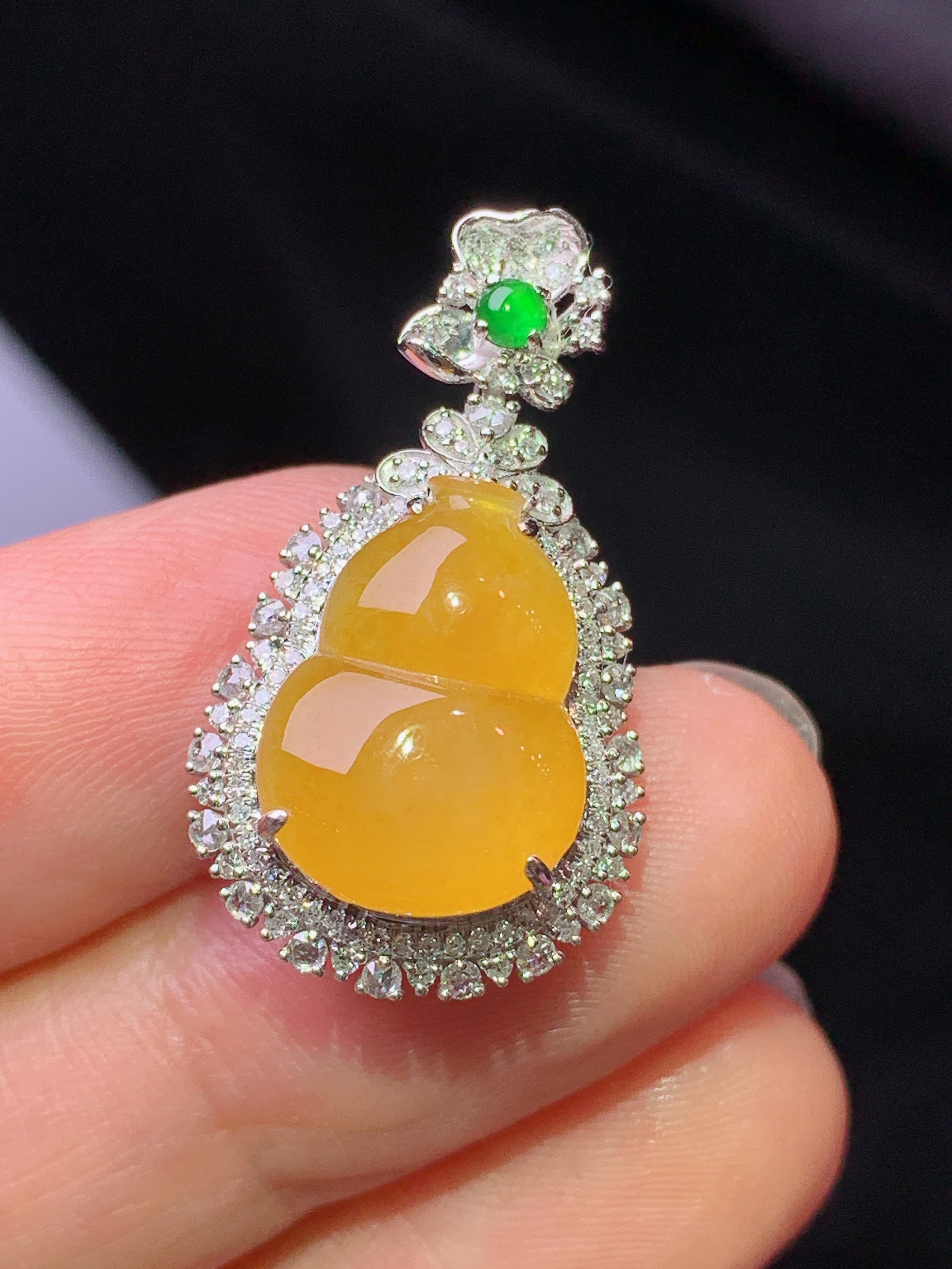 18k金钻镶嵌黄翡葫芦吊坠 玉质细腻 色泽艳丽清新 水润亮眼 整体尺寸27*15.5*9.8k1