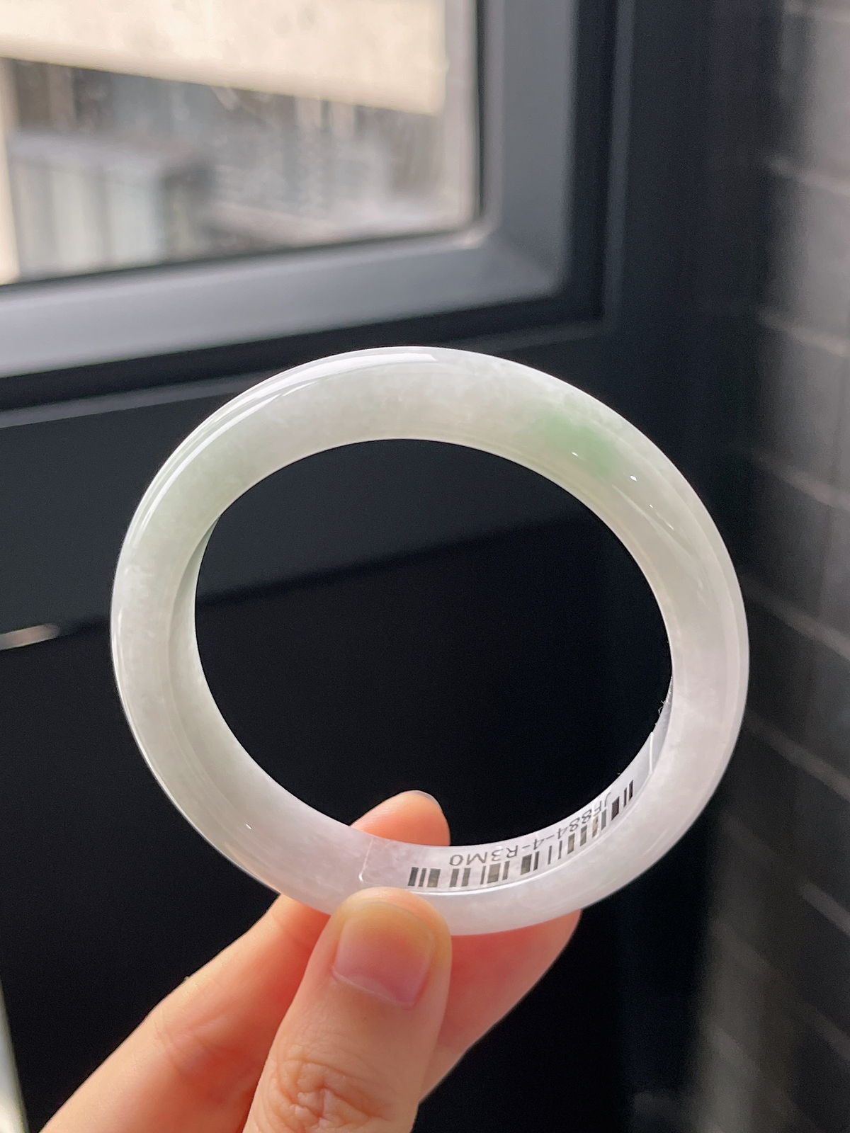 正圈55圈口，翡翠糯化种淡绿色手镯