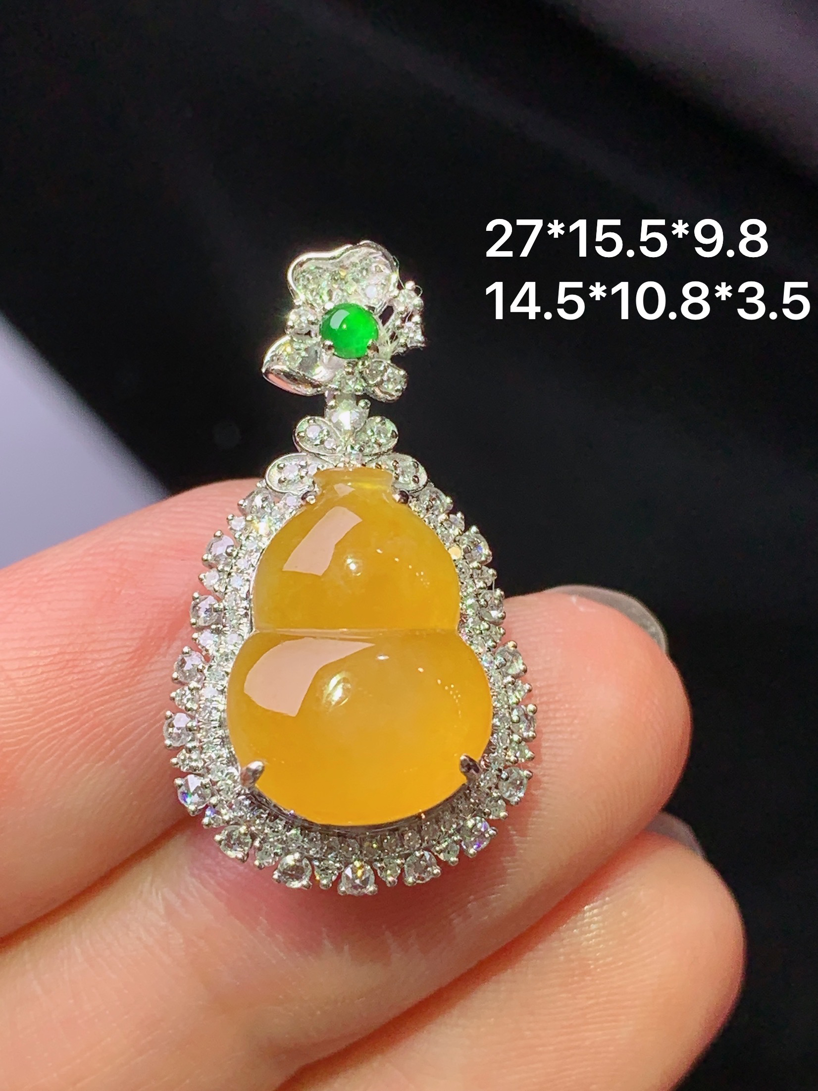 18k金钻镶嵌黄翡葫芦吊坠 玉质细腻 色泽艳丽清新 水润亮眼 整体尺寸27*15.5*9.8k1