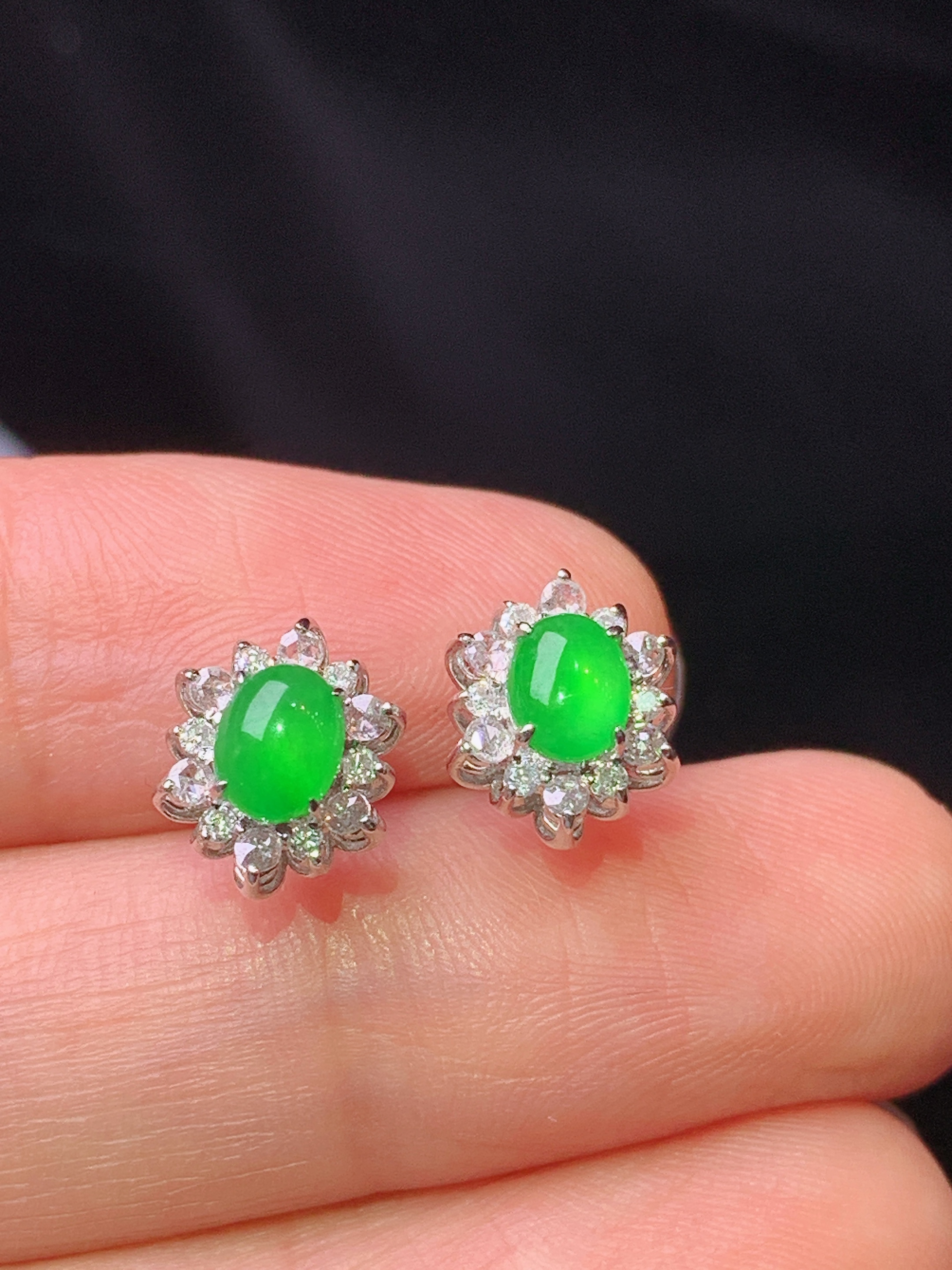 18k金钻镶嵌翠绿蛋面耳钉 玉质细腻 色泽艳丽清新 水润亮眼 整体尺寸9.5*7.7*5.8t1