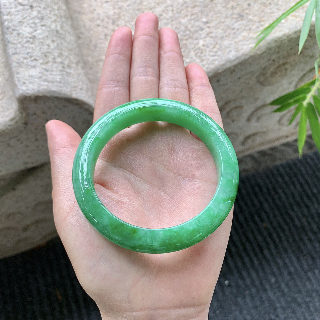 正圈55 56
【圈口】56/12/8.9
【描述】辣绿，满绿，水润，种老，无裂纹！