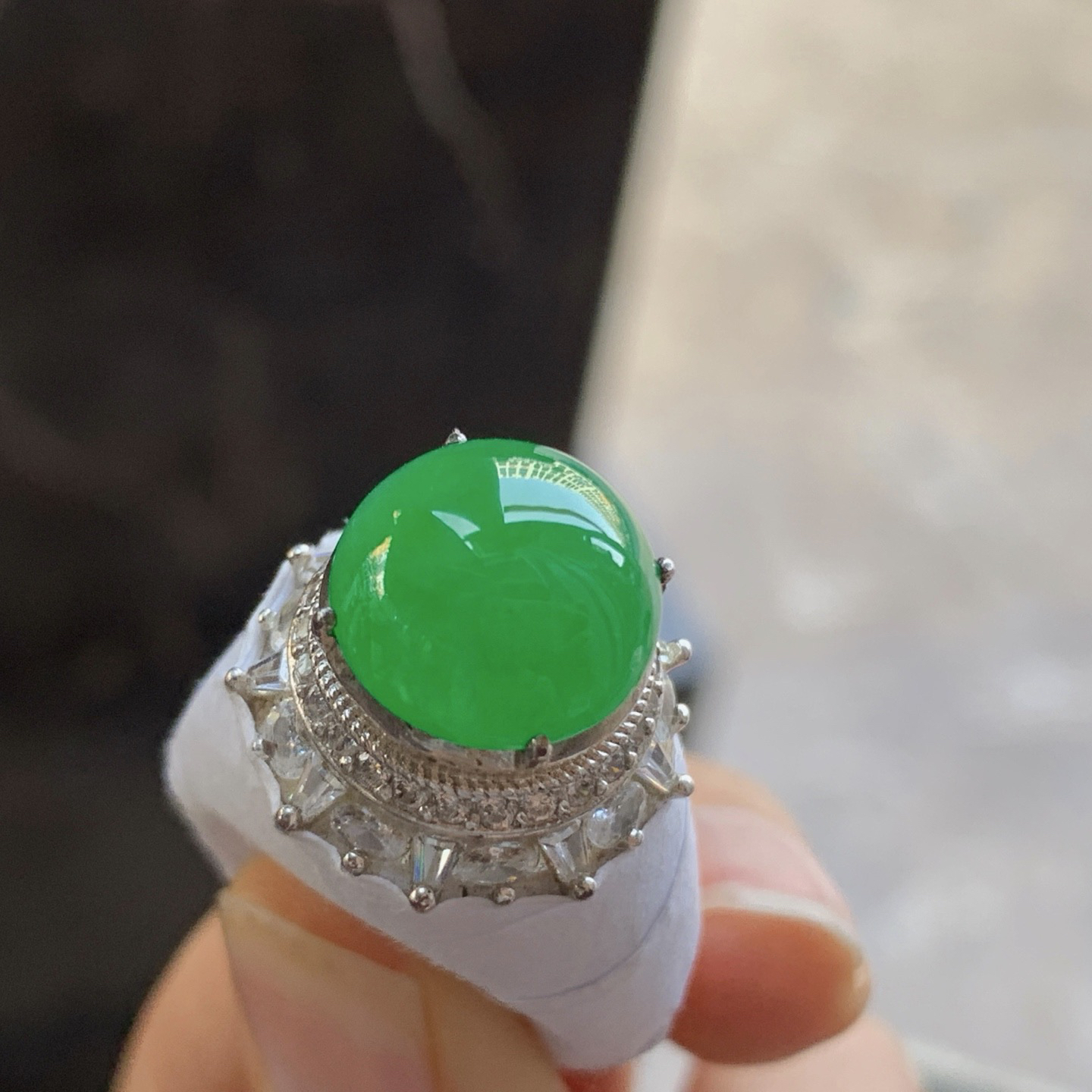 阳绿色戒面^_^鲜艳 玉质温润 饱满圆润
铜托