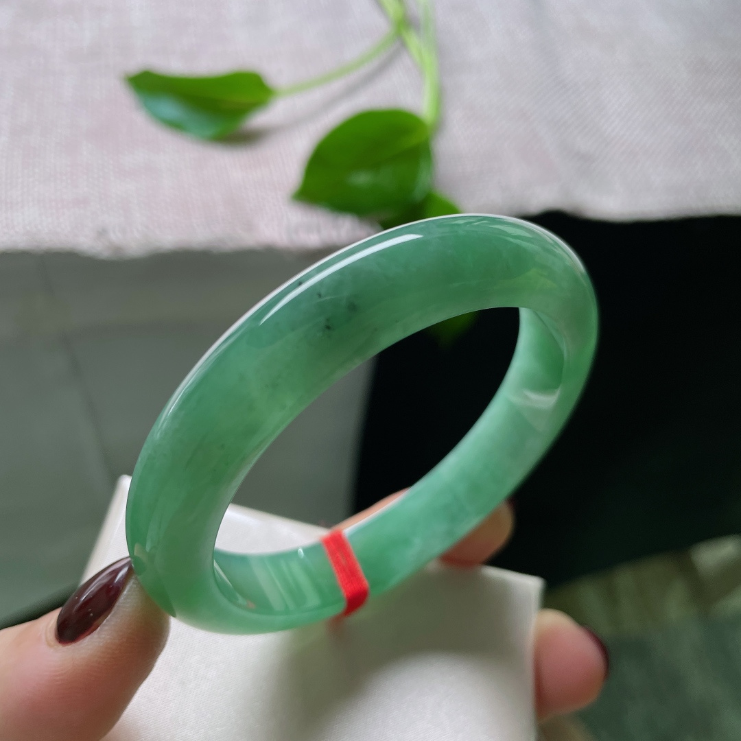 53.6/11.2/7.5，湖水绿正圈，自带清凉、宁静、通透的呼吸感，侧面一点纹不影响，ss50142a