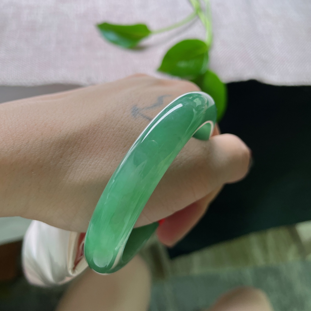 53.6/11.2/7.5，湖水绿正圈，自带清凉、宁静、通透的呼吸感，侧面一点纹不影响，ss50142a