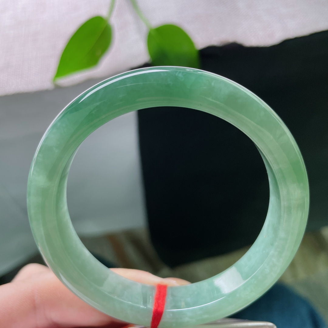 56/12.3/8.1。湖水绿正圈，水头好，是夏日荷塘的风，是雨后竹林的翠。晶体结构，ss50290