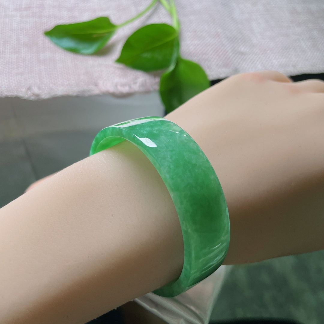 50.6/15.3/4.1绿底中福，方镯，小手福利，绿意盎然，圈住一整个春天，水润，皮纹，ss50213a