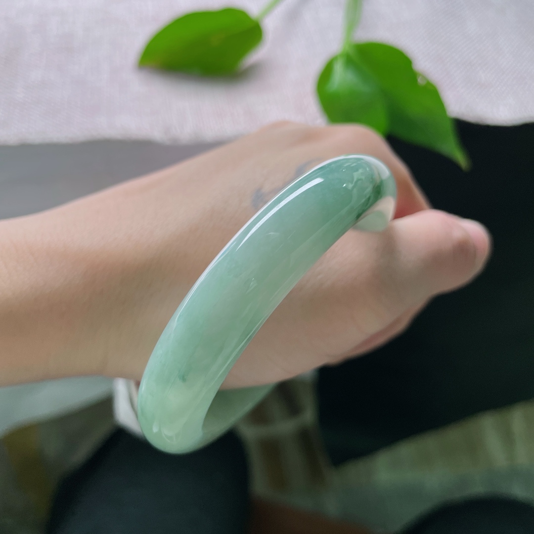 55.7/12.2/8.3飘花正圈，釉洁，种老，蓝底藏花，温润入心。，ss49360a