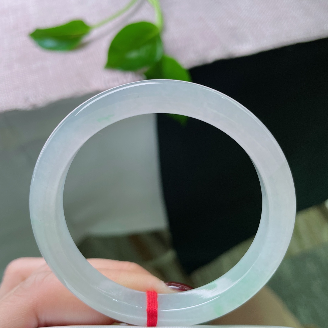 52.6/9.2/7.3，冰晴底正圈，将一小片雨后初晴的天空，凝成了腕间的湖。 水波不兴，澄澈见底。