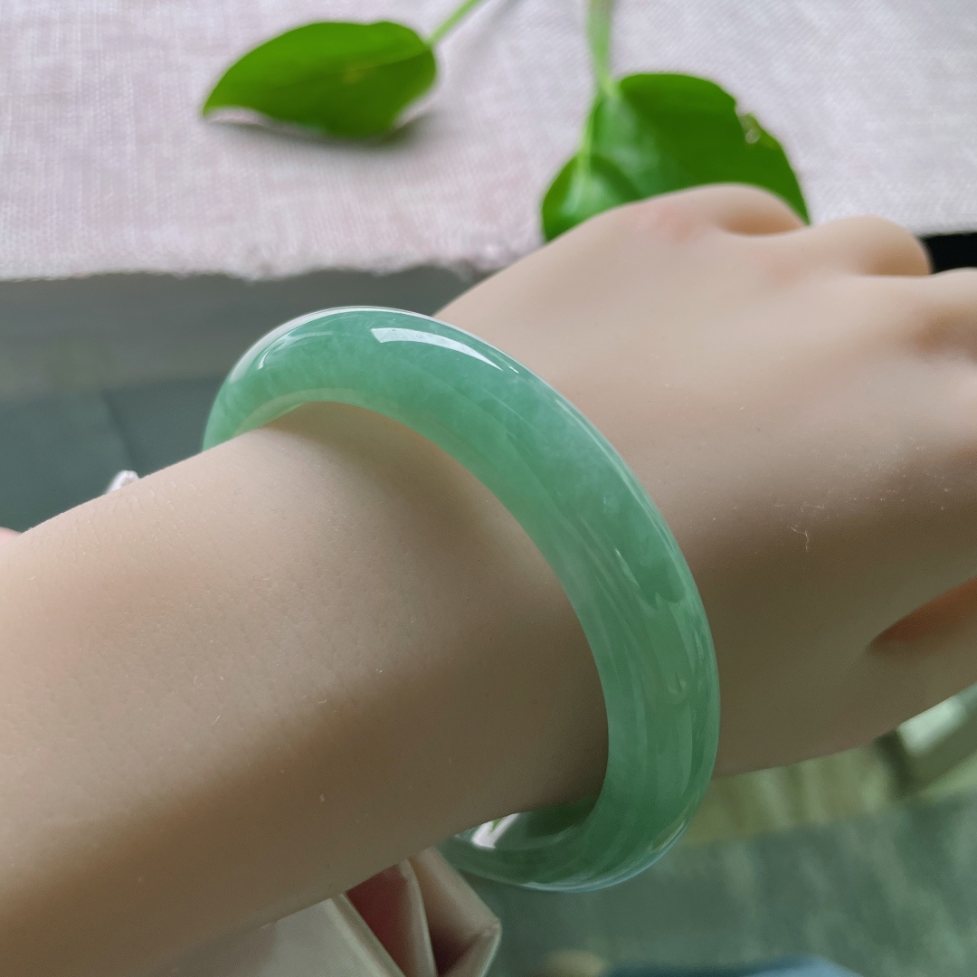 57.6/12/8.1，绿底正圈，满色匀称，洋溢着青春的气息，充满活力，内纹不影响，ss48764a