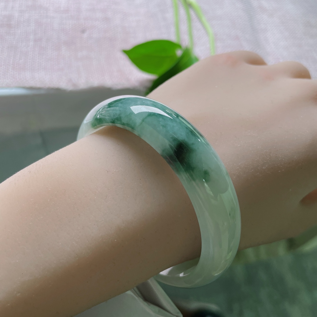 55.7/14.5/7.3，飘花正圈，宽版大气，玉润生花，腕间清风，低调却很有质感。棉线，ss49364a