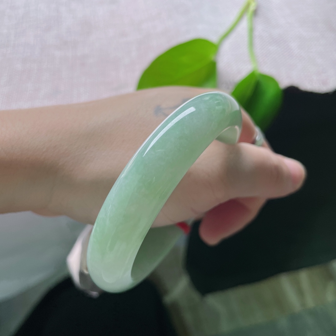 57.5/13.4/8.2，芙蓉绿正圈，料子细腻干净，水润，佩戴知性优雅，棉线，ss47151a