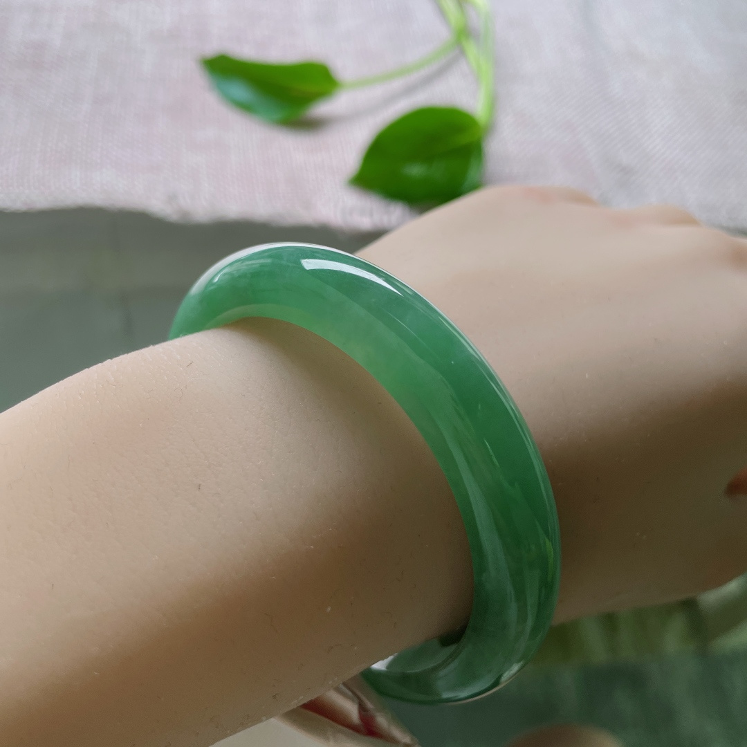 53.6/11.2/7.5，湖水绿正圈，自带清凉、宁静、通透的呼吸感，侧面一点纹不影响，ss50142a