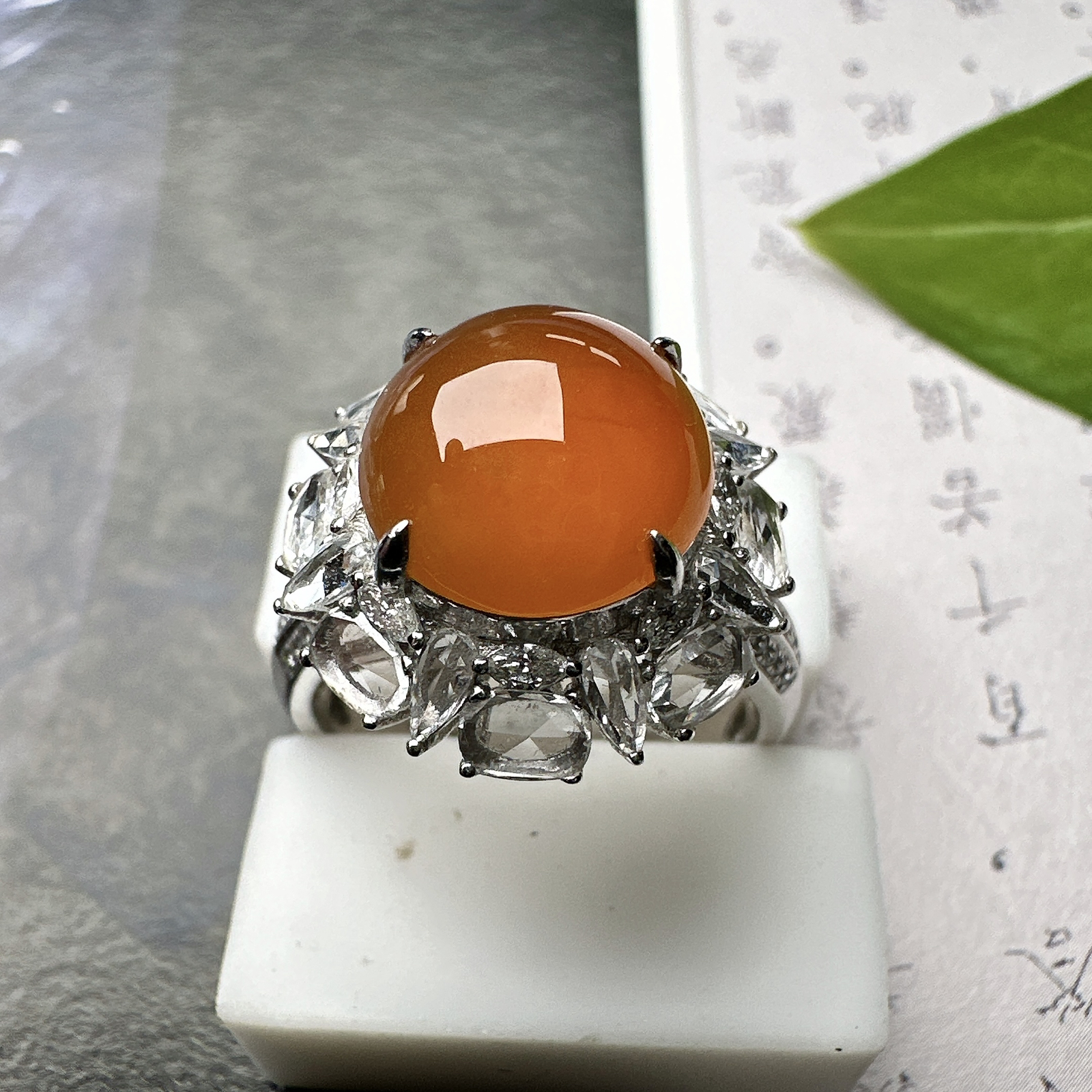 【冰种红黄翡馒头戒指】通透闪亮，起光的料子，厚度很好，18k金钻镶嵌，裸石尺寸10.3*5.2毫米