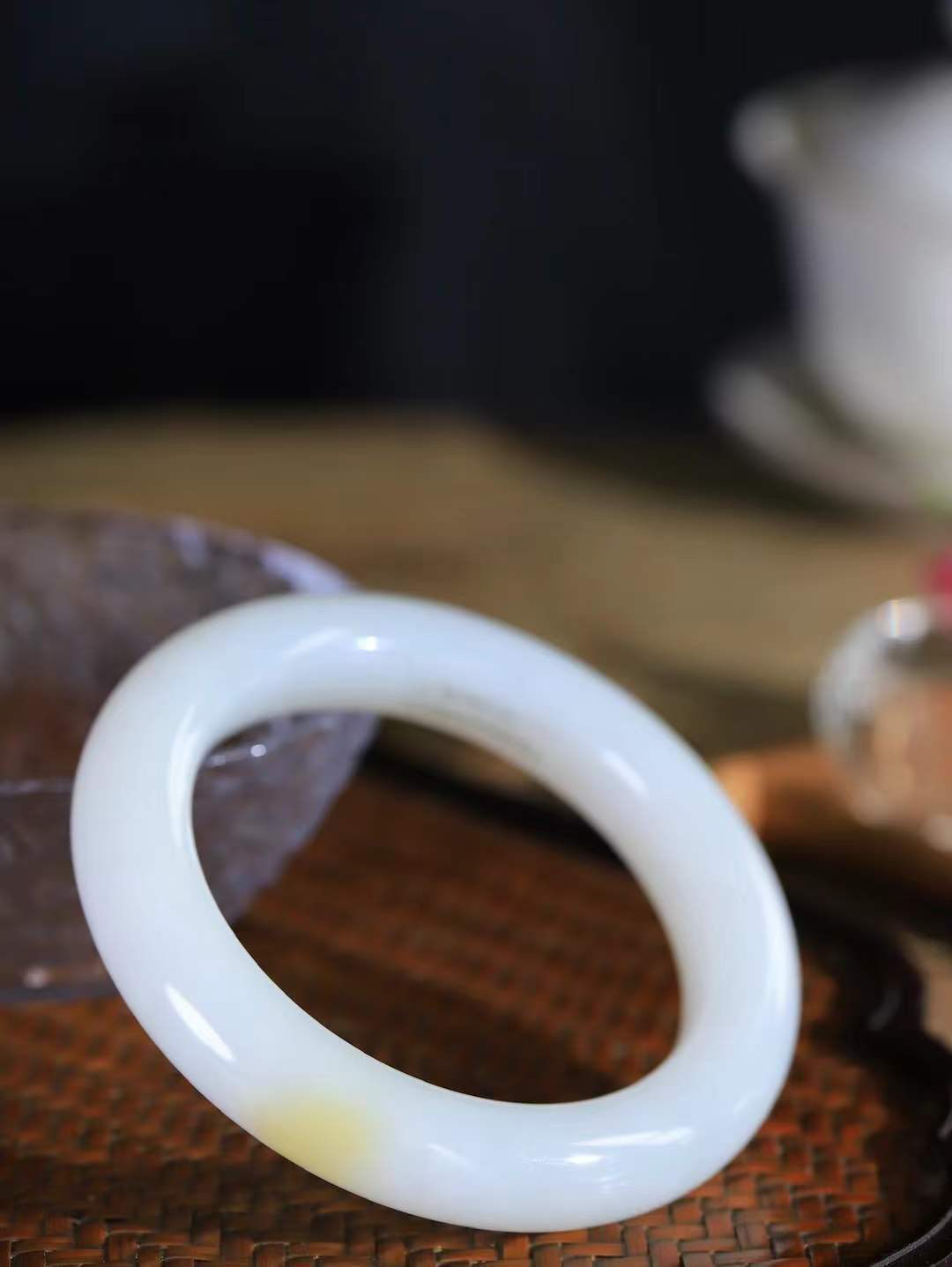 （一见倾心.手镯）

精品和田玉手镯，玉质温润细腻 油性十足 手感舒适，高华雅逸，线条流畅，简约大气，美自天成，素雅高贵。佩戴于腕间，婉约之美，举手投足间透出那低调奢华。重74.6克  尺寸57-12.7-11.7mm  5640736A