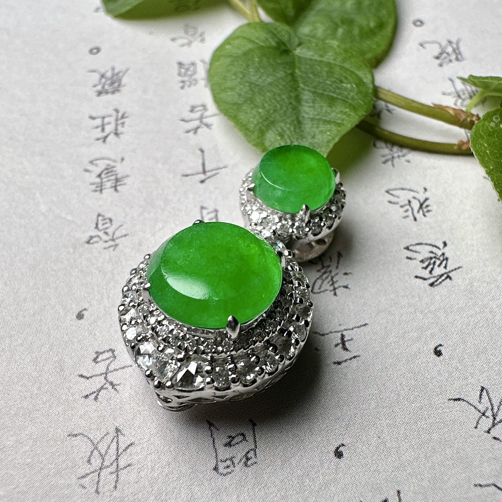 【冰种满绿圆无事牌】种水上乘，通透闪亮，晶莹剔透。18K金钻镶嵌，裸石尺寸8*2.6毫米。