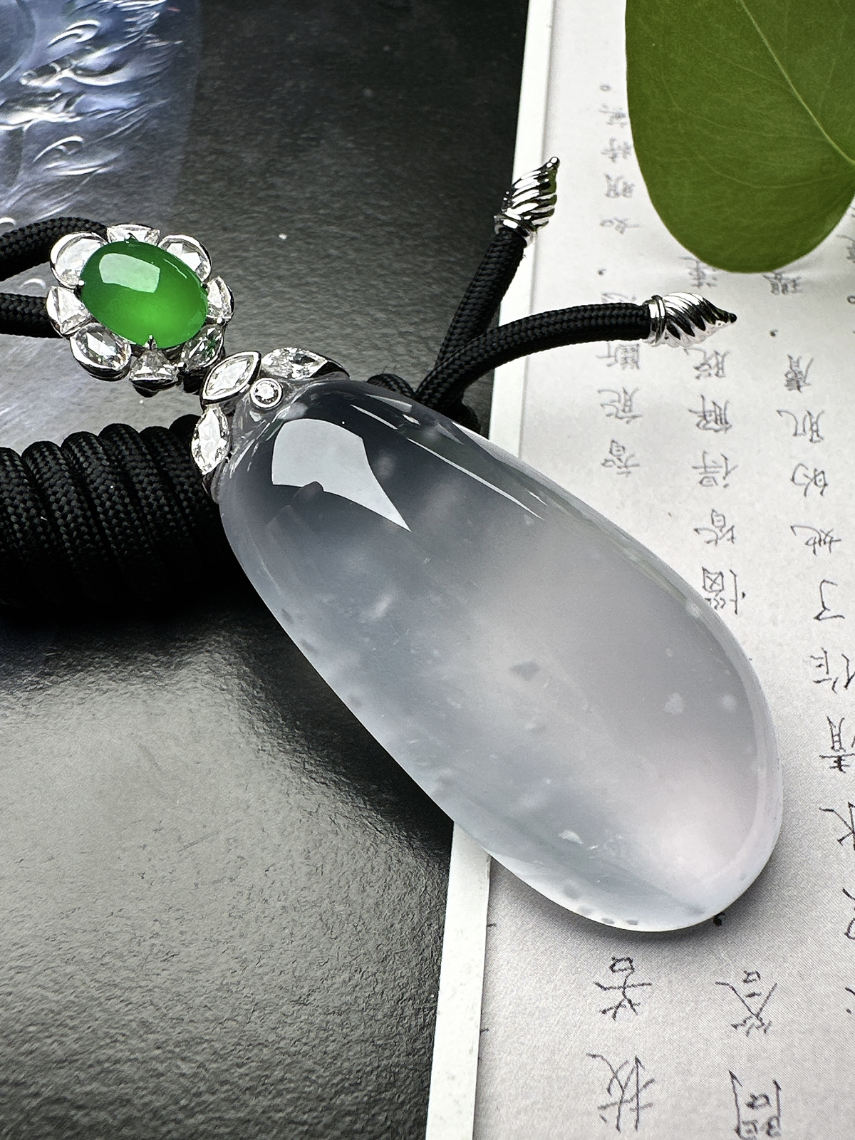 【玻璃种福瓜吊坠】雪花棉老料，种水上乘，晶莹剔透，纯净通透，莹光感很强。收藏品质，18k金钻镶嵌，裸石尺寸46*22.5*10.8毫米