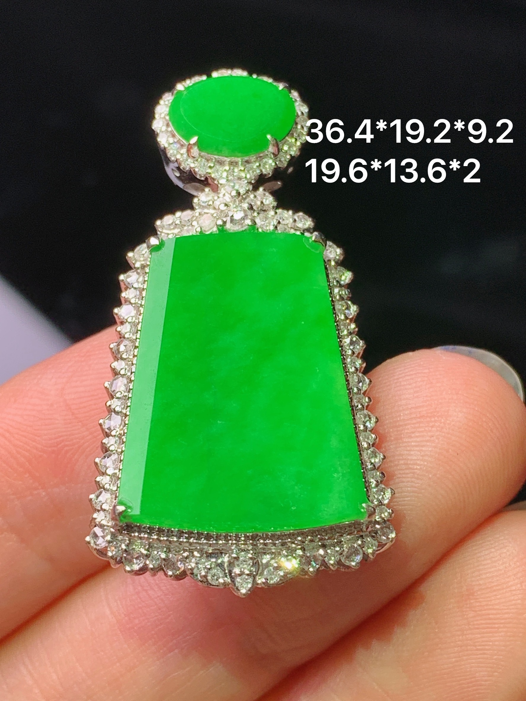 18k金钻镶嵌满绿无事牌吊坠 玉质细腻 色泽艳丽清新 水润亮眼 整体尺寸36.4*19.2*9.2c2