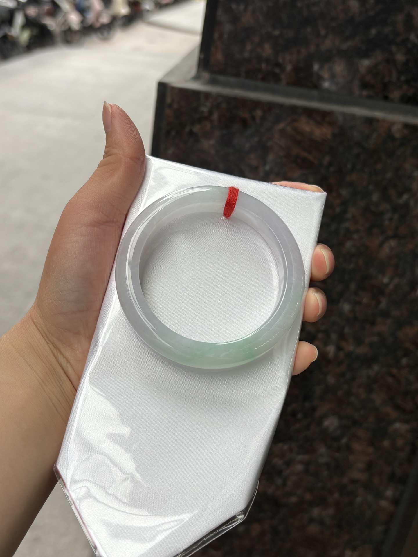 春彩正圈 55.6-11.3-9 0408-N376-2 打灯多处棉纹，底妆干净细腻，阳绿花色碰上梦幻般的春，像是融化了的春天，所有的美好交织在一起，让人心生宁静而淡淡的欢喜