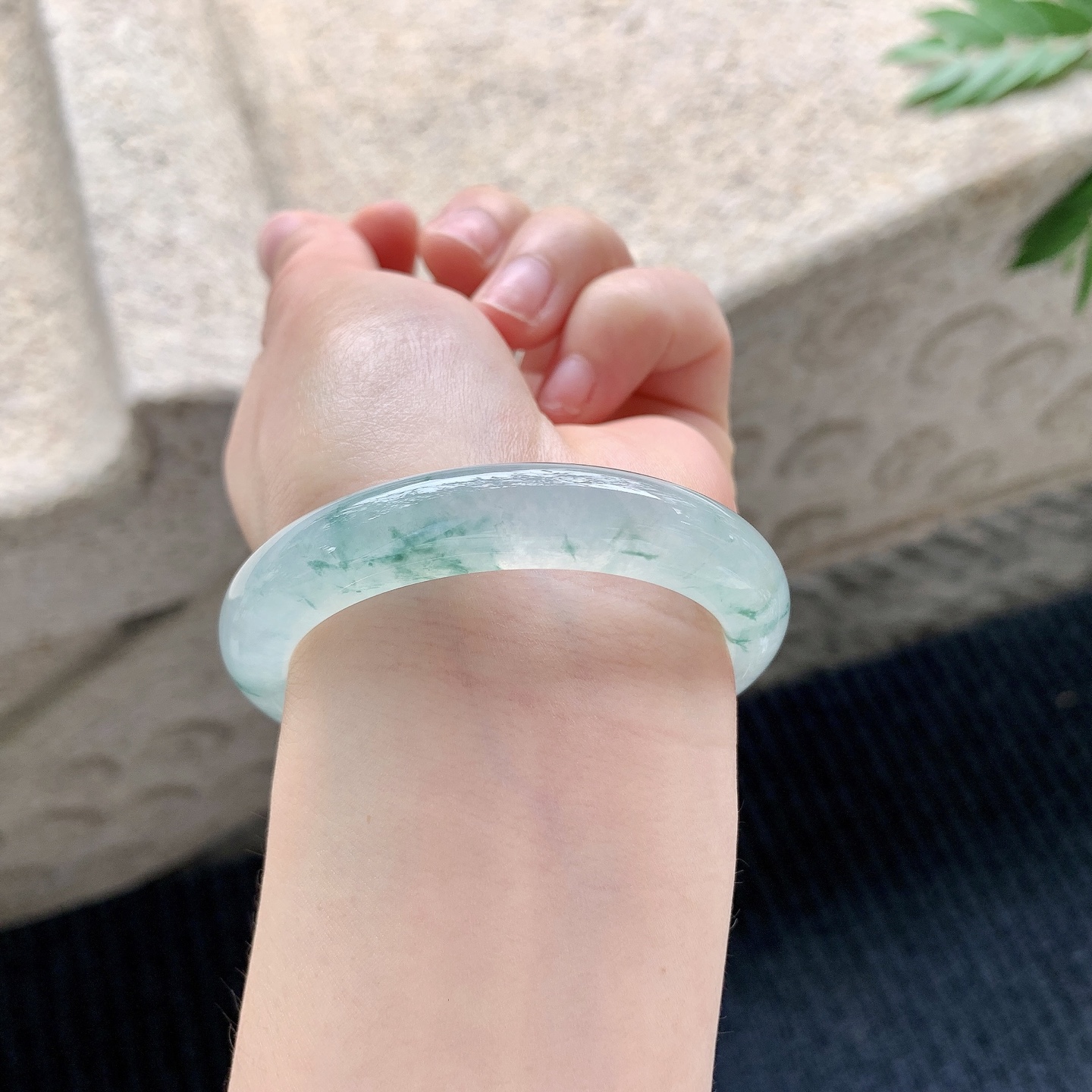 正圈49 50【圈口】50.4/10.3/8【编码】C5040940【描述】冰飘花，清透，水润，种老，细腻，无纹裂