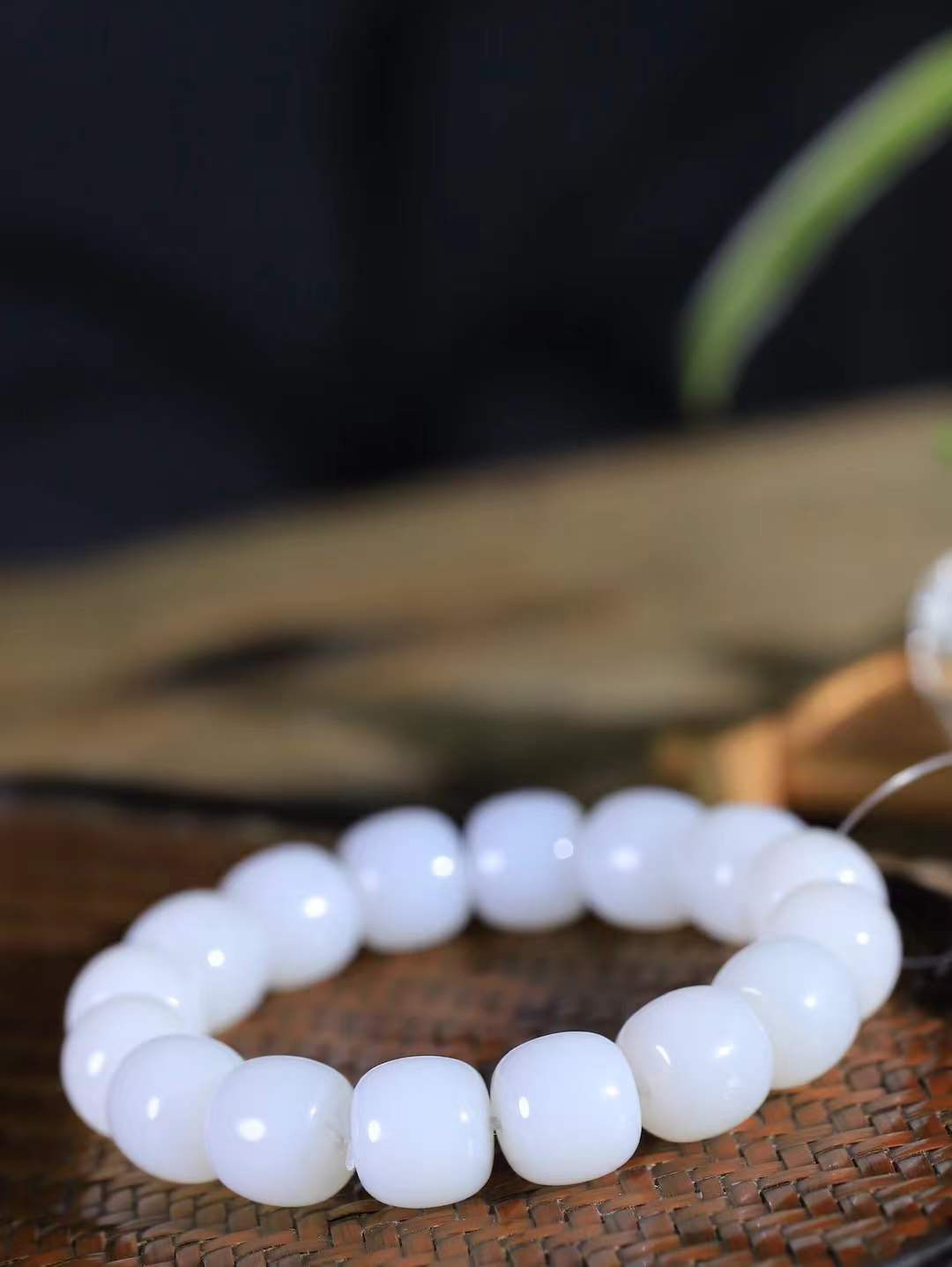 （老型珠.手串）

货头精选  和田玉白玉老型珠手串，玉质细腻油润 饱满光滑 质朴无华，悠远简单，