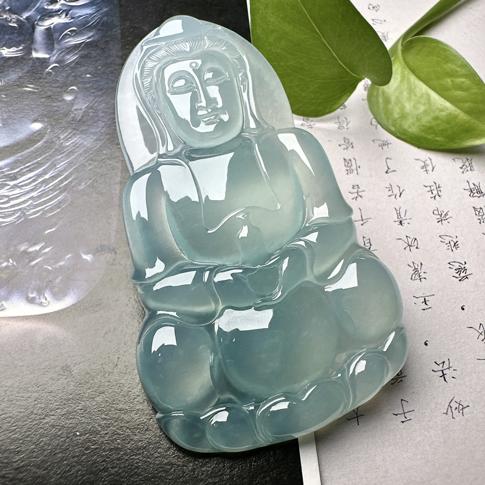 【冰种正装观音】蓝底色泽，质地细腻，通透度上佳，冰感十足，适合佩戴