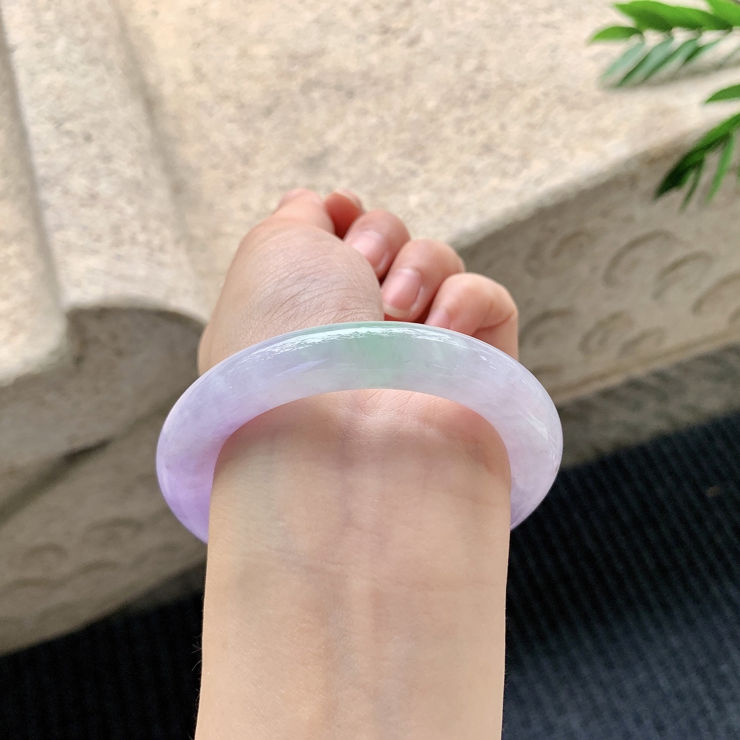 圆条51 52【圈口】52.8/10.3/10.6【编码】BA040908【描述】艳紫飘绿，水润，种老，细腻，有纹线