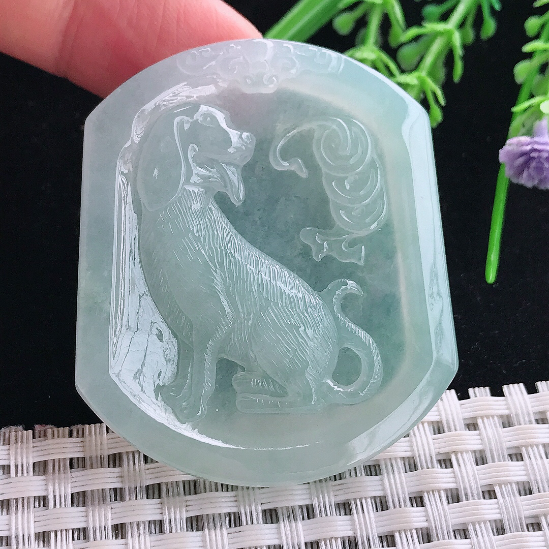 实拍A货翡翠50.3/42.9/5.5老坑冰透起胶冰晴绿旺财生肖狗吊坠翡翠玉挂件
