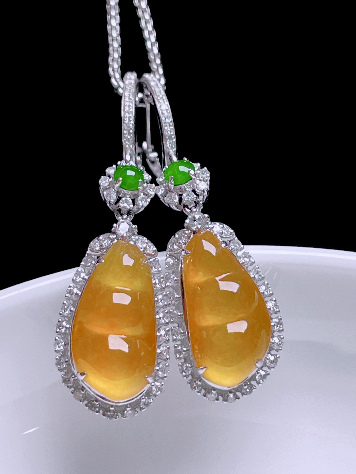 ️ 高冰黄翡福豆耳坠 
色泽艳丽，种老水润，18k金镶嵌
整体：35.5/10.3/7.3
裸石：