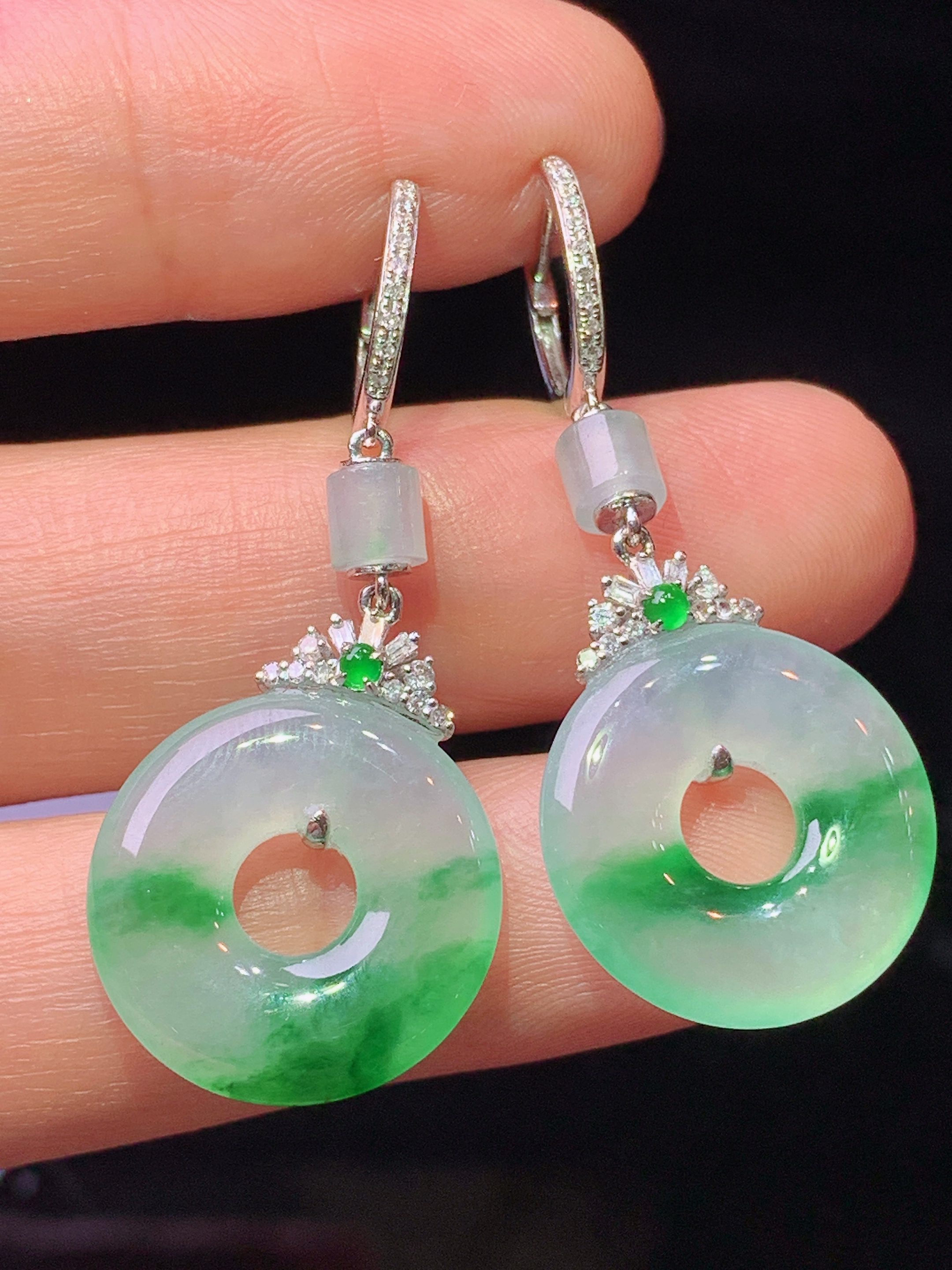 18k金钻镶嵌飘绿平安环吊坠 玉质细腻 色泽艳丽清新 水润亮眼 整体尺寸37.8*16.5*3.5c5