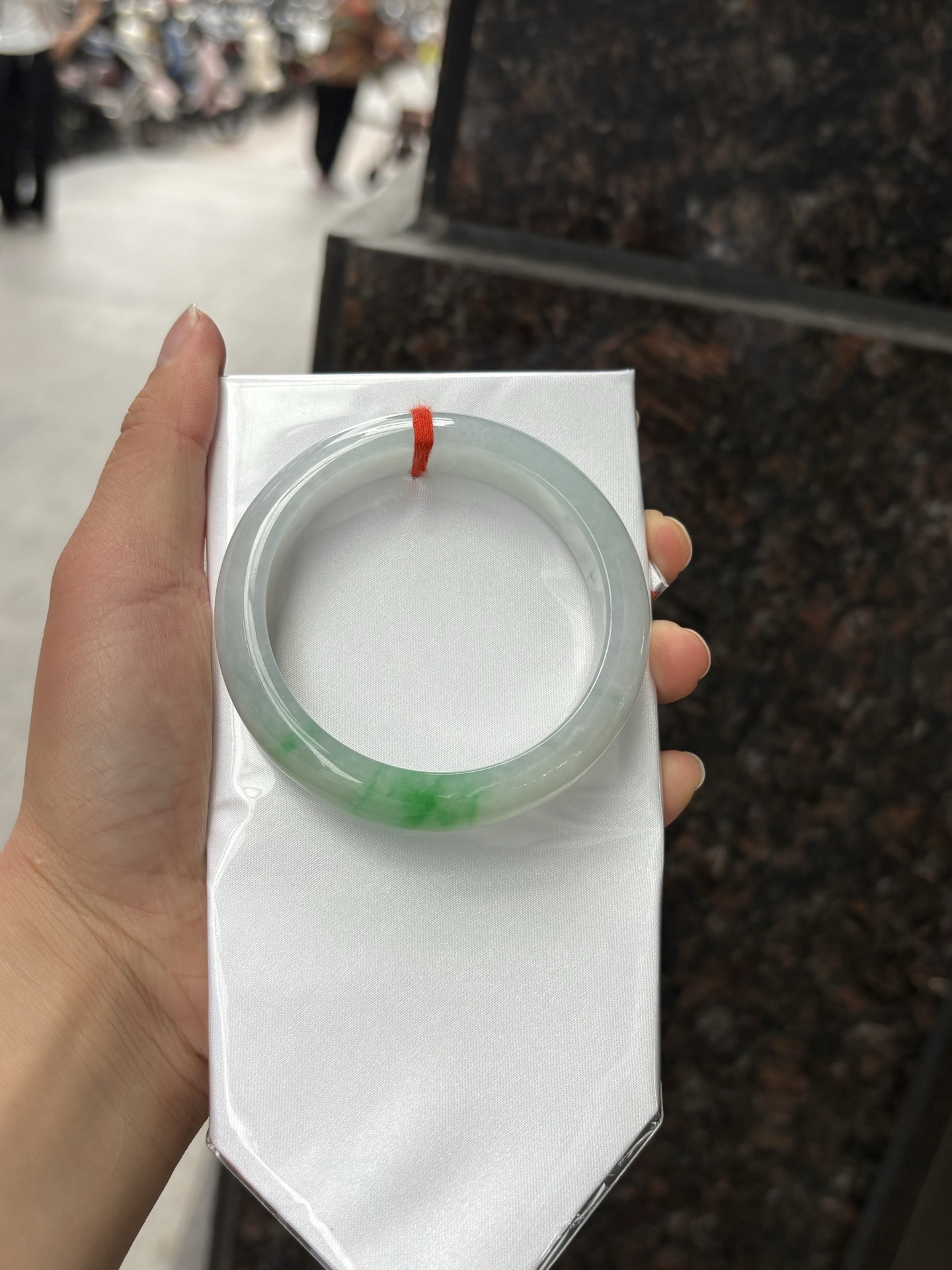 飘阳绿正圈 55-12.1-8.5 0408-N376-1 打灯细纹不影响，阳绿花色泽鲜艳，底妆白净细腻，佩戴亮眼鲜艳又贵气。