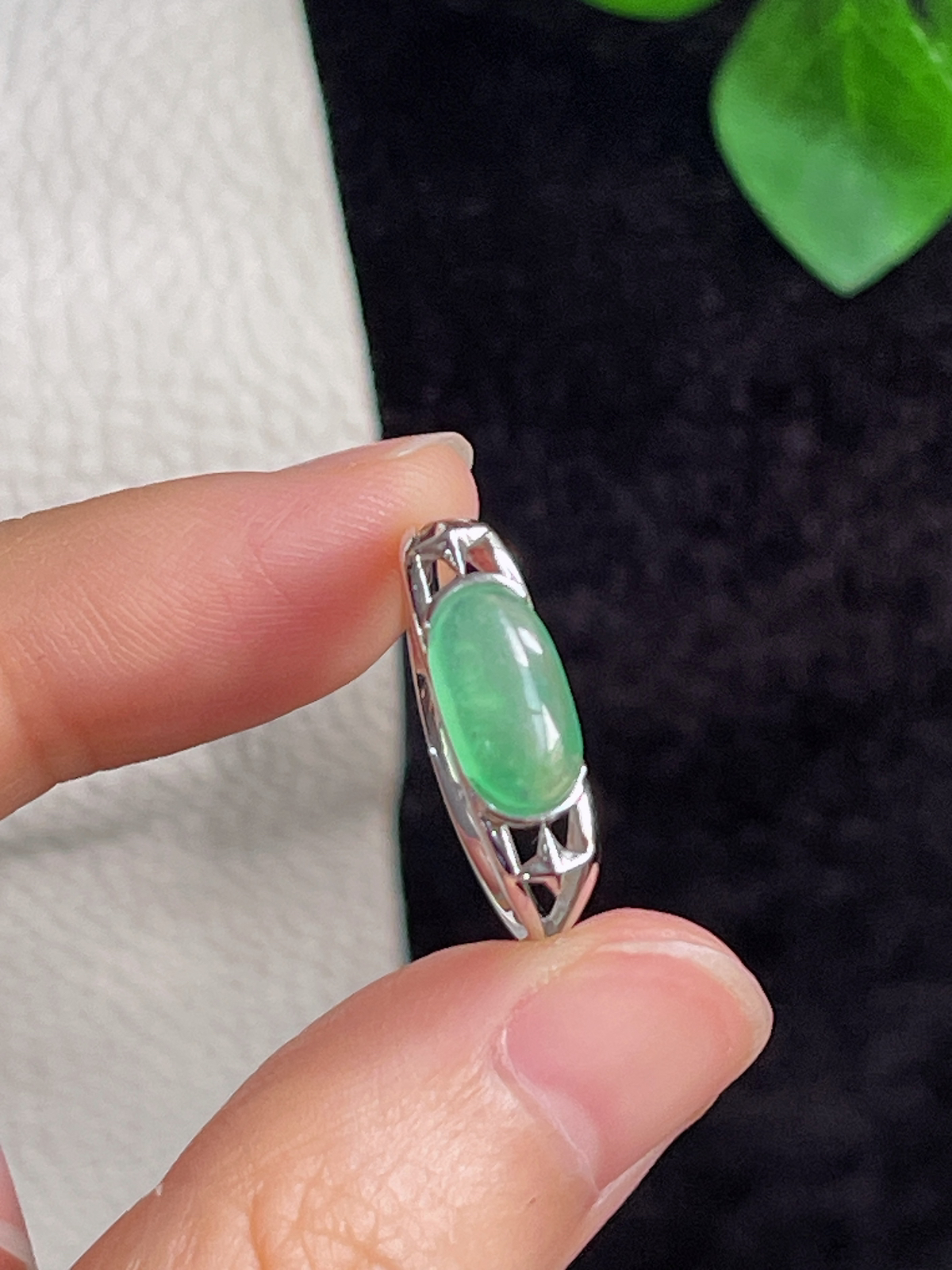 18k金翡翠冰糯种浅绿色戒指