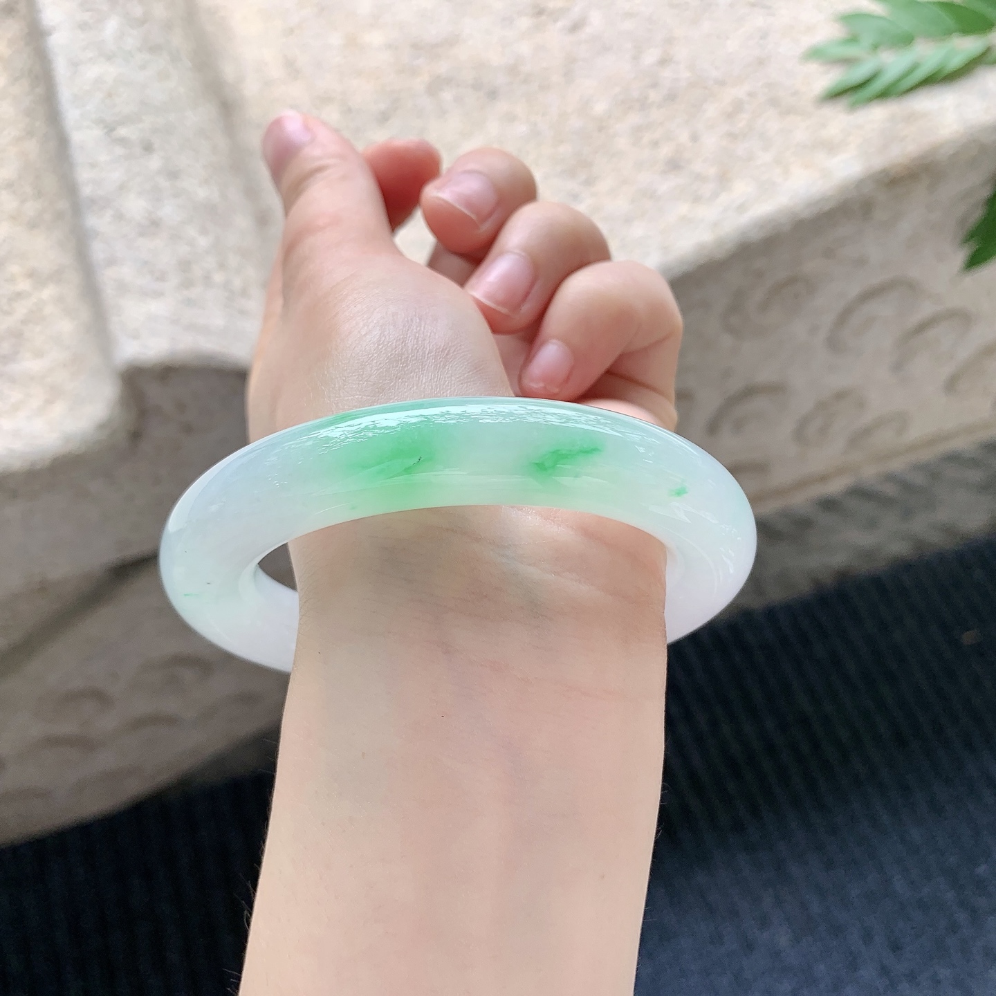 圆条59 60【圈口】60.2/12.3/12.5【编码】BA040907【描述】细糯飘绿，水润，种老，细腻，有纹线